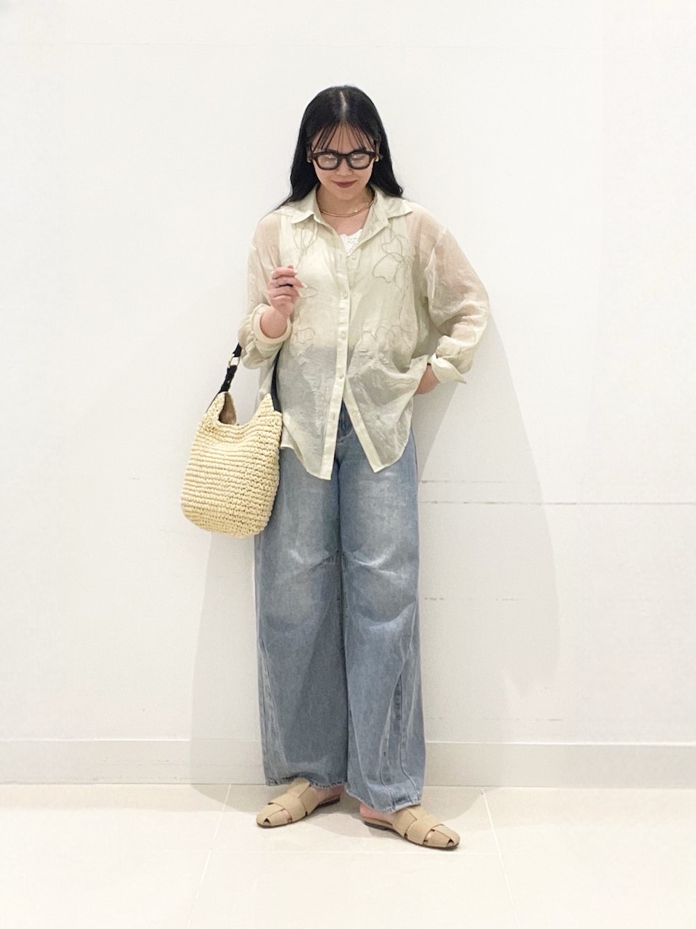 ベージュ系のシャツ/ブラウス、ブルー系のその他パンツ、ベージュ系のトートバッグを着用したレディースの春コーディネートの3枚目の写真