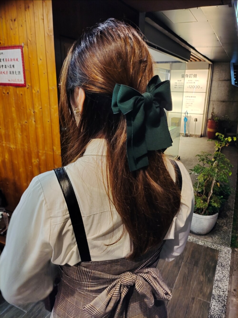 レッド系のジャンパースカート、ホワイト系のシャツ/ブラウスを着用したレディースの冬コーディネートの2枚目の写真