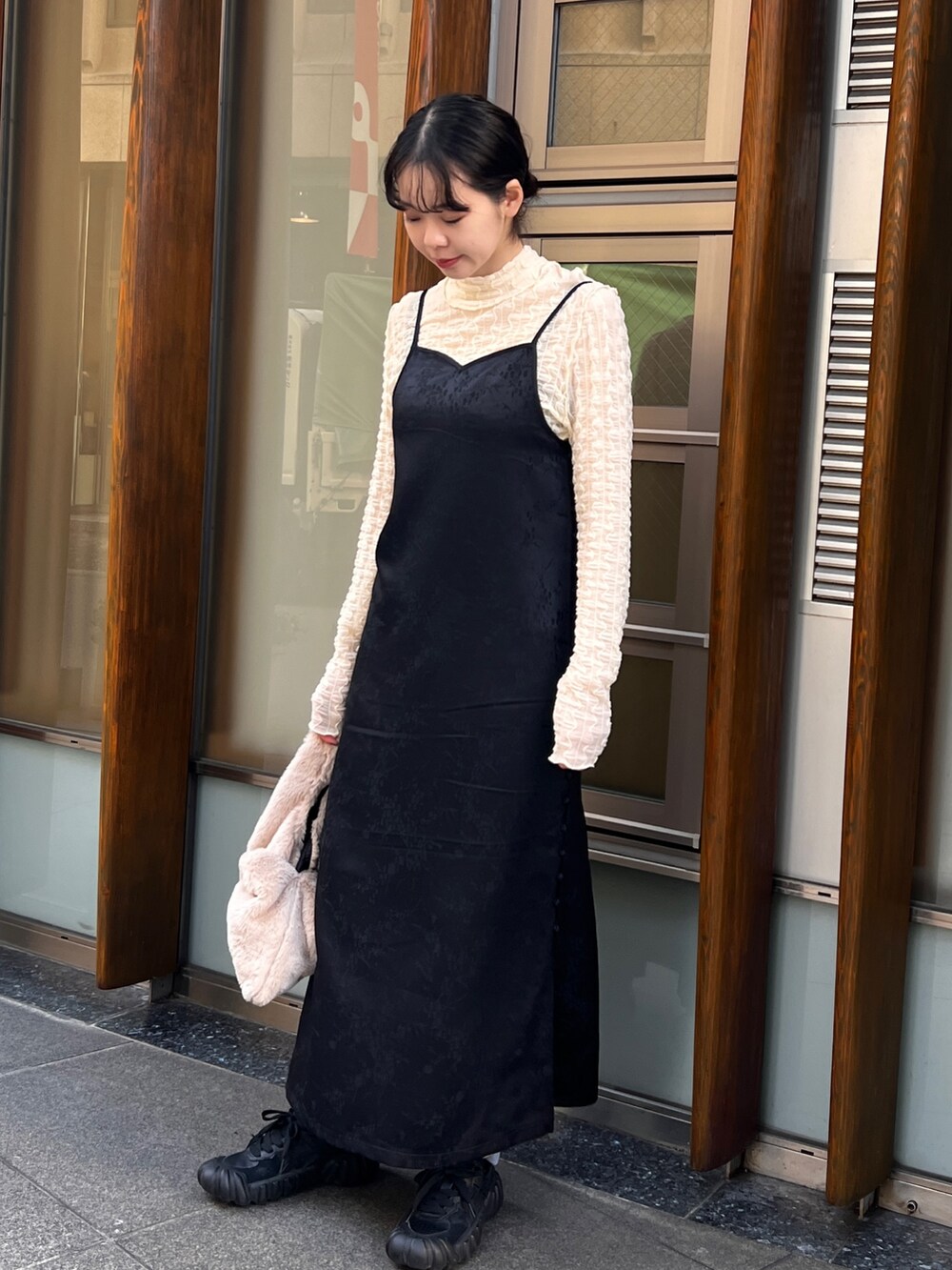 「大人カジュアル、シンプルスタイル、ワンピース、デニム、スニーカーコーデ」｜「CLEIOの【CLEIO】ジャガードキャミワンピース（ワンピース、ブラック系）」を使った、とこさん（レディース・158cm）の冬コーディネートの2枚目の写真