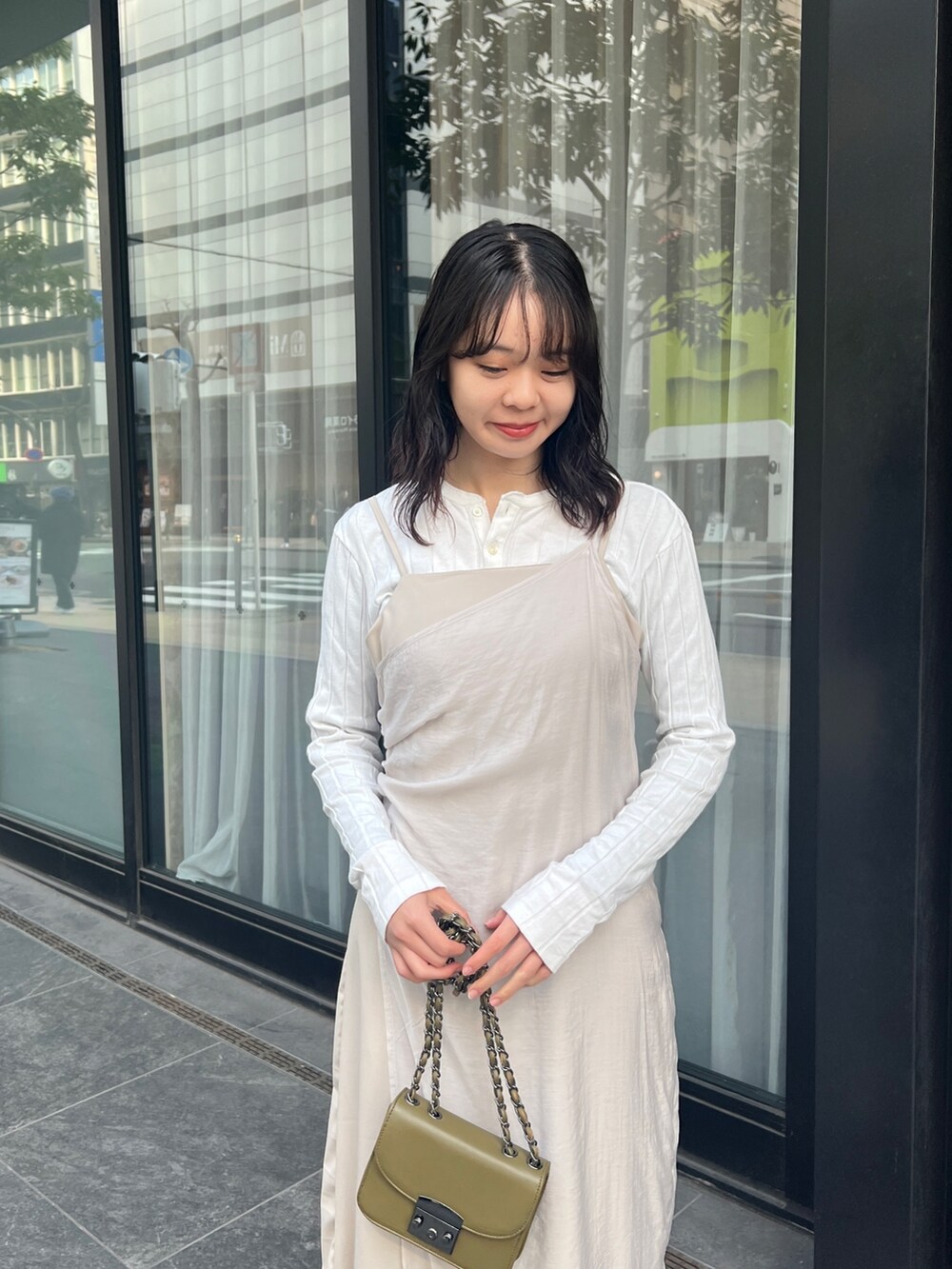 「春ファッション、レイヤード、シアー、キャミワンピ、ワンピーススタイル」｜「CLEIOの【CLEIO】-オケージョン/結婚式- ドレープシアーレイヤードキャミワンピース（ワンピース、ホワイト系）」を使った、とこさん（レディース・158cm）の春コーディネートの3枚目の写真