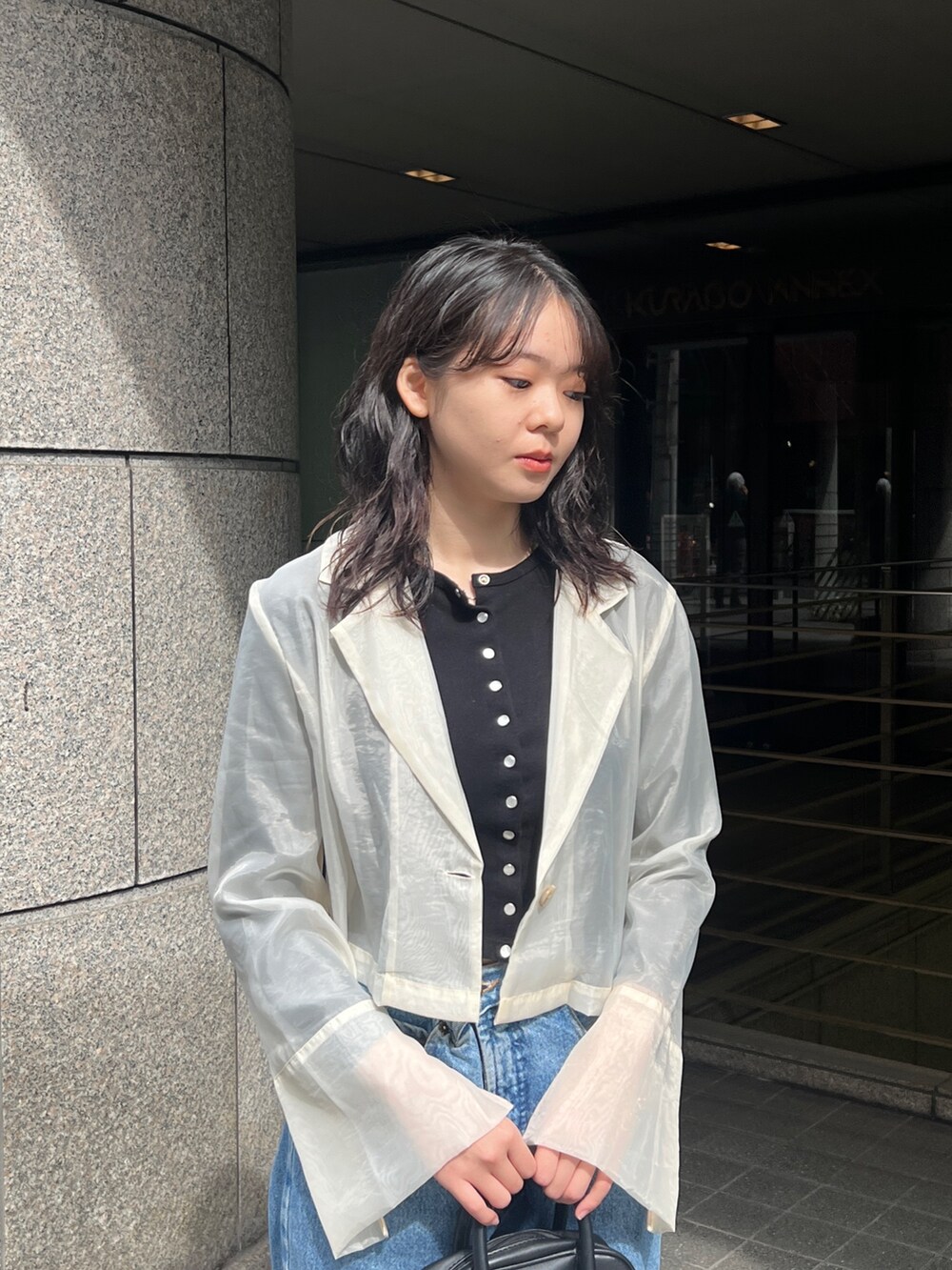 「スニーカー、デニム、ジャケットスタイル、シアー」｜「cheriellaの【cheriella】WEB限定袖スリットオーガンジージャケット（テーラードジャケット、ホワイト系）」を使った、とこさん（レディース・158cm）の春コーディネートの3枚目の写真
