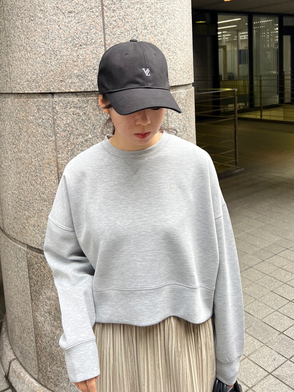 「スウェット、シンプルスタイル、カジュアル、スポーツミックス」｜「AKTEのアイテム（スカート、ベージュ系）」を使った、とこさん（レディース・158cm）の秋コーディネートの3枚目の写真