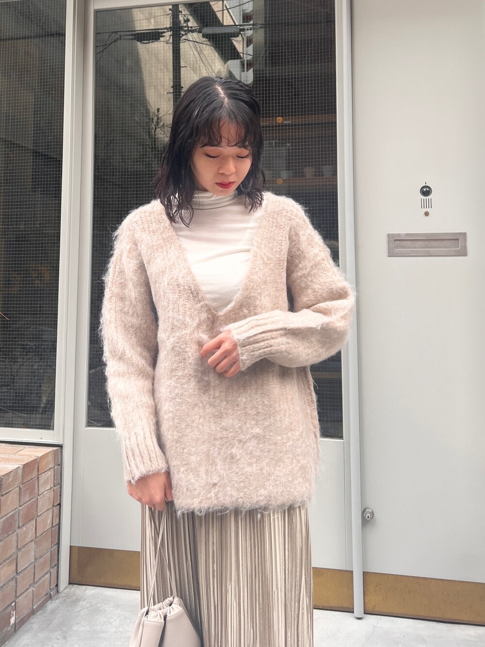「シンプルコーデ、スニーカーコーデ、ワントーンコーデ、淡色コーデ、converse、レザー」｜「CLEIOの【CLEIO】シャギーUネックニット（ニット/セーター、ベージュ系）」を使った、とこさん（レディース・158cm）の冬コーディネートの5枚目の写真