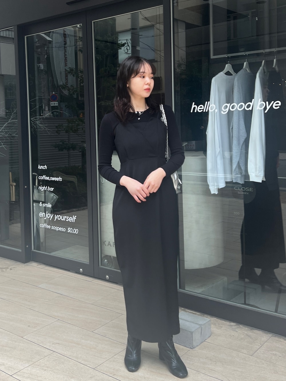 「ブラック、ブーツ、シルバーバッグ、シンプル」｜「agnes b.の【agnes b. pour ADAM ET ROPE'】RIB CD PRESSIONS（カーディガン/ボレロ、ブラック系）」を使った、とこさん（レディース・158cm）の春コーディネートの2枚目の写真