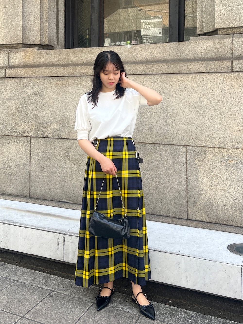 「白Tシャツ、パフスリーブ、パンプス、黒、白、チェーンバッグ、チェック、チェックスカート、きれいめカジュアル、リボン」｜「cheriellaの【cheriella】WEB限定パフスリーブTシャツ（Tシャツ/カットソー、ホワイト系）」を使った、とこさん（レディース・158cm）の春コーディネートの3枚目の写真