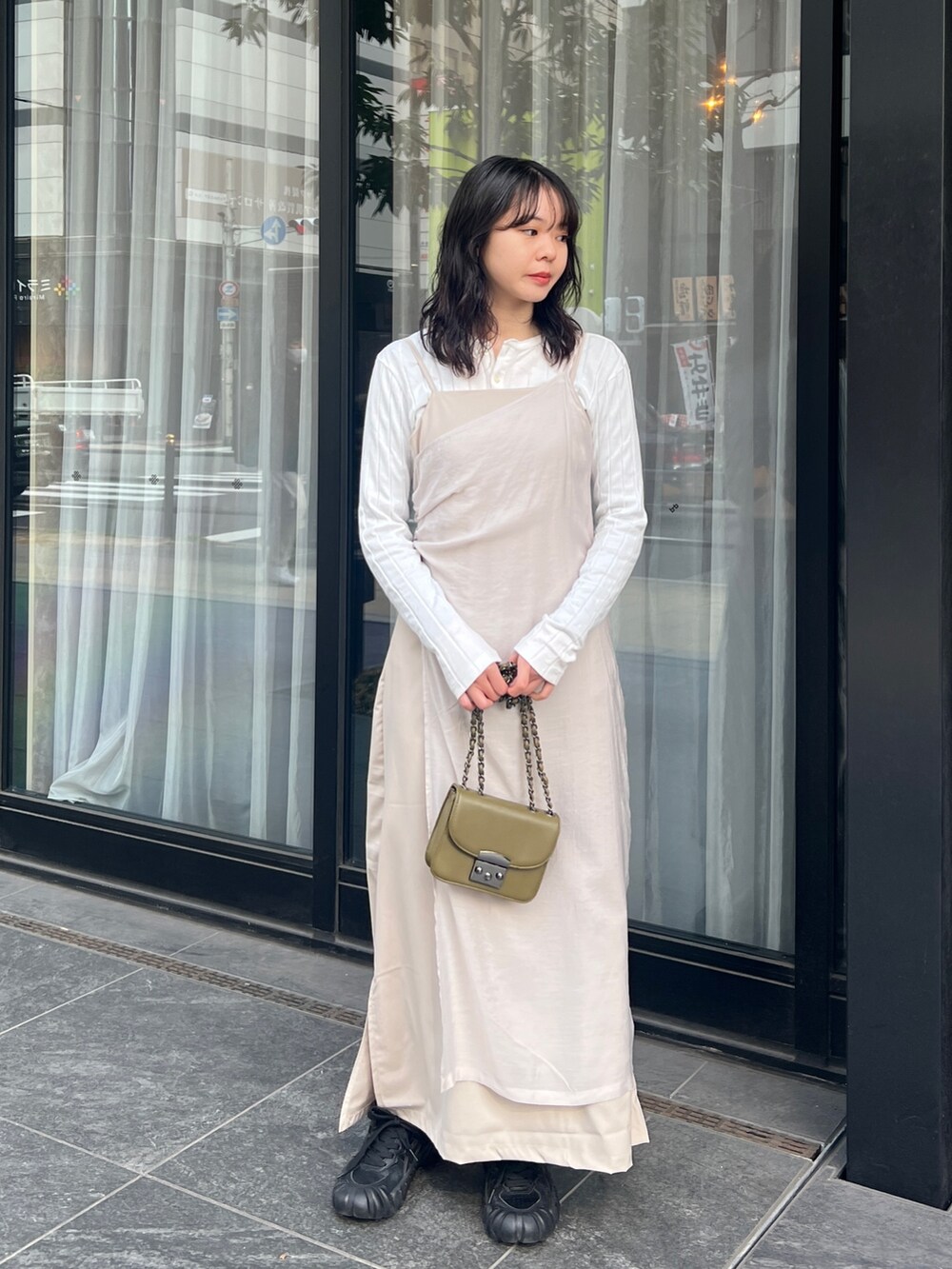 「春ファッション、レイヤード、シアー、キャミワンピ、ワンピーススタイル」｜「CLEIOの【CLEIO】-オケージョン/結婚式- ドレープシアーレイヤードキャミワンピース（ワンピース、ホワイト系）」を使った、とこさん（レディース・158cm）の春コーディネートの2枚目の写真