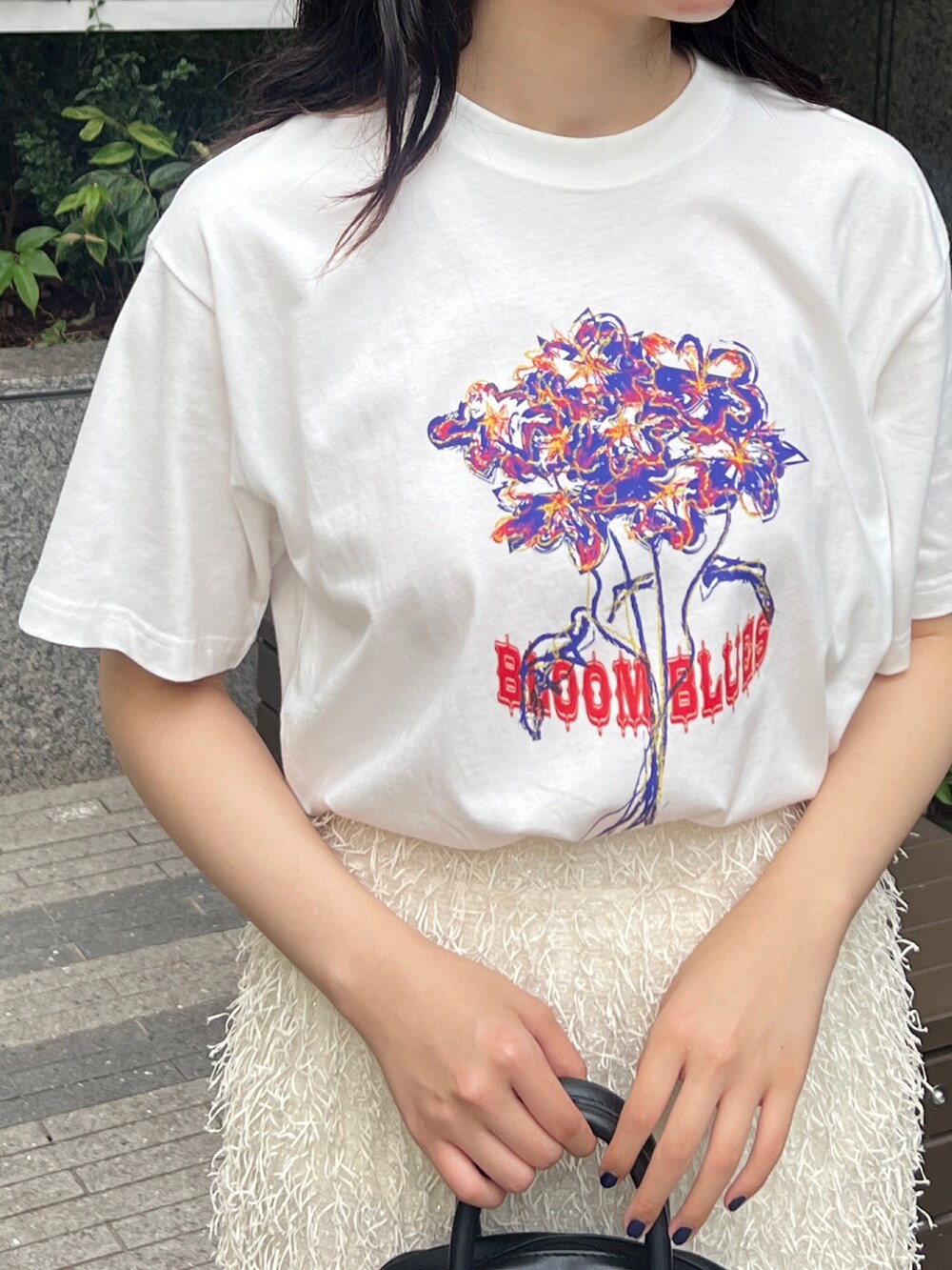 「夏コーデ、カジュアルコーデ、Tシャツ、スカート、スカートスタイル、シンプル」｜「cheriellaの【cheriella】WEB限定ラメフリンジタイトスカート（スカート、ホワイト系）」を使った、とこさん（レディース・158cm）の夏コーディネートの4枚目の写真