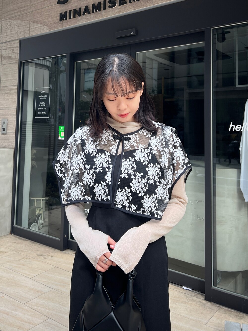 「おでかけコーデ、ワンピース、オケージョンワンピース」｜「CLEIOの【CLEIO】-オケージョン/結婚式- レースカラーセットキャミワンピース（ドレス、ブラック系）」を使った、とこさん（レディース・158cm）の冬コーディネートの4枚目の写真