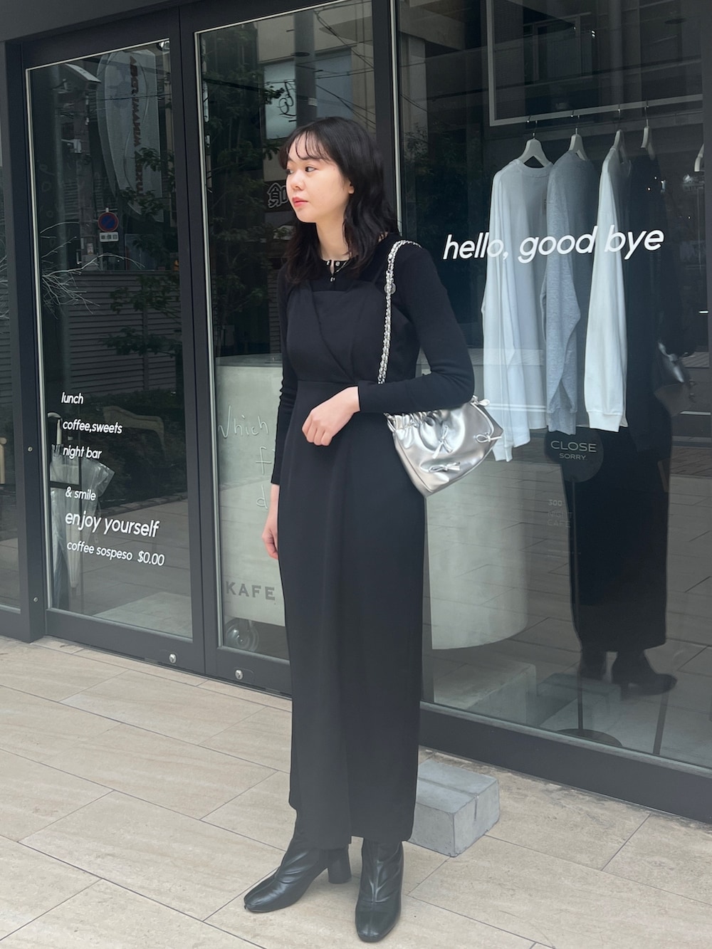 「ブラック、ブーツ、シルバーバッグ、シンプル」｜「agnes b.の【agnes b. pour ADAM ET ROPE'】RIB CD PRESSIONS（カーディガン/ボレロ、ブラック系）」を使った、とこさん（レディース・158cm）の春コーディネートの3枚目の写真