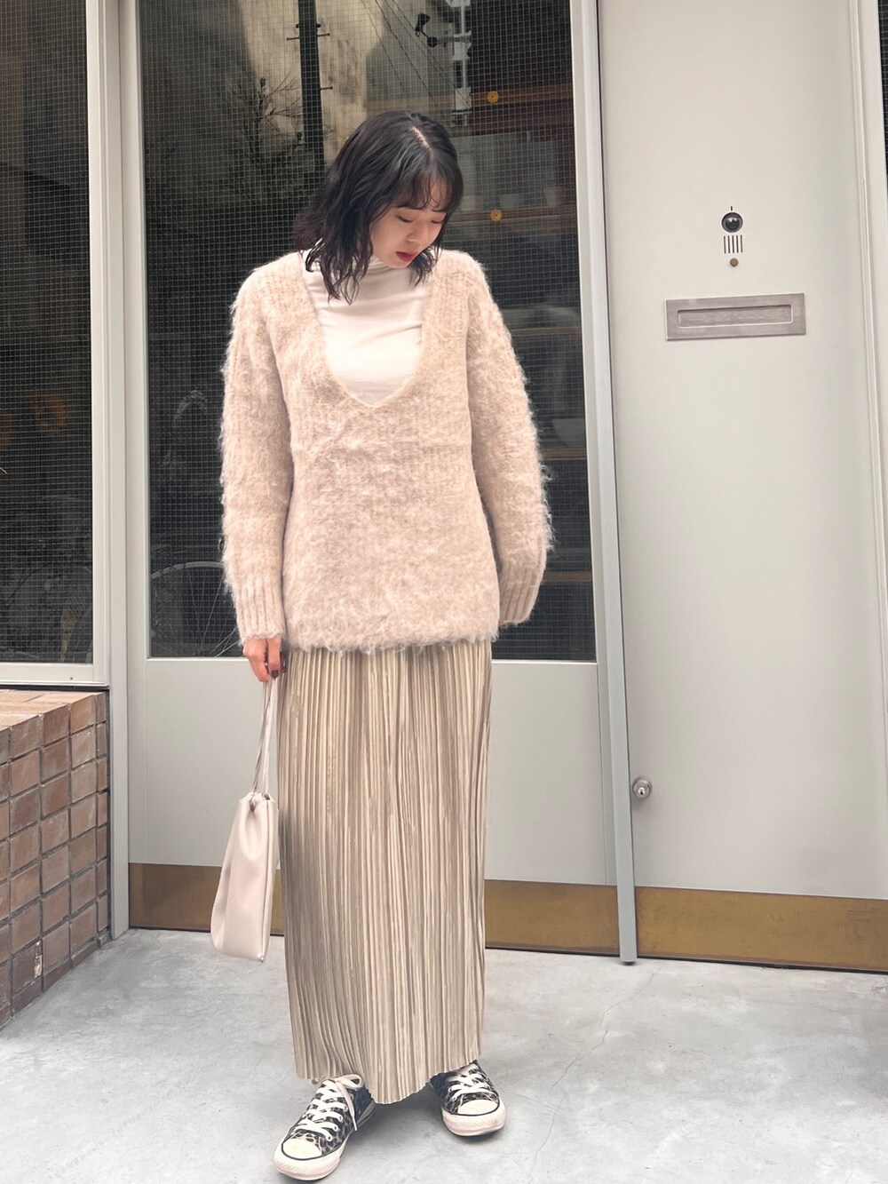 「シンプルコーデ、スニーカーコーデ、ワントーンコーデ、淡色コーデ、converse、レザー」｜「CLEIOの【CLEIO】シャギーUネックニット（ニット/セーター、ベージュ系）」を使った、とこさん（レディース・158cm）の冬コーディネートの3枚目の写真