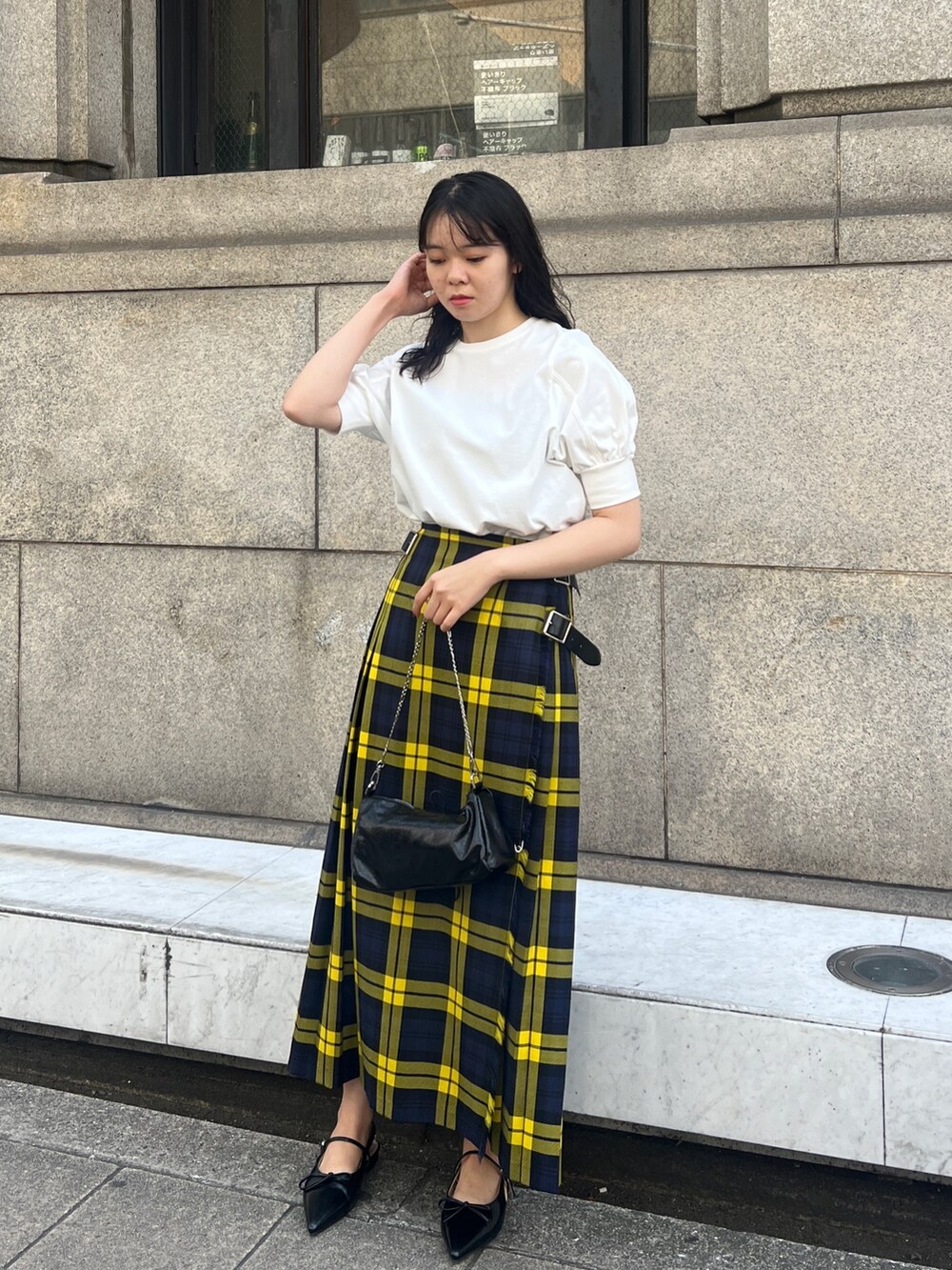 「白Tシャツ、パフスリーブ、パンプス、黒、白、チェーンバッグ、チェック、チェックスカート、きれいめカジュアル、リボン」｜「cheriellaの【cheriella】WEB限定パフスリーブTシャツ（Tシャツ/カットソー、ホワイト系）」を使った、とこさん（レディース・158cm）の春コーディネートの2枚目の写真