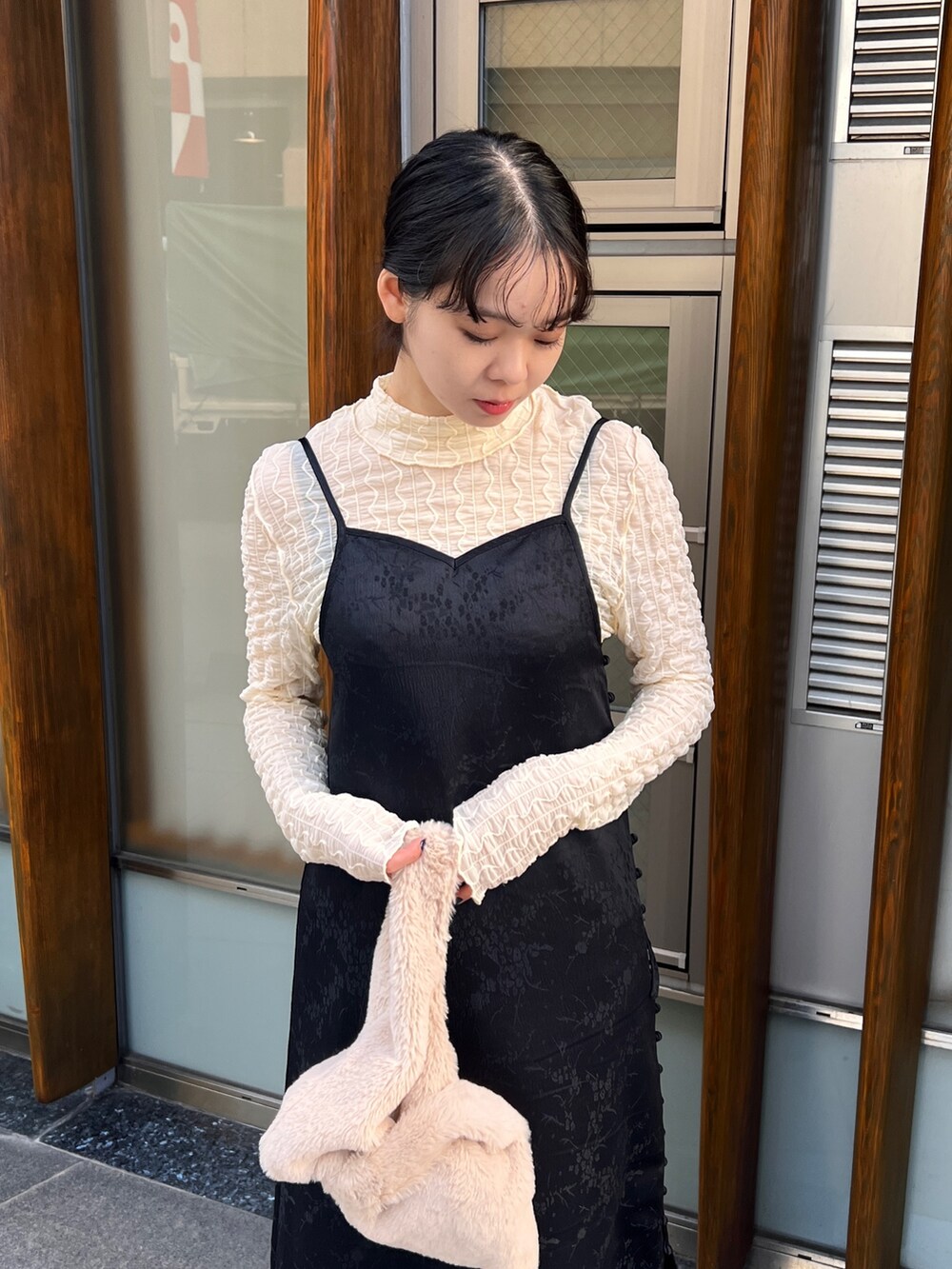 「大人カジュアル、シンプルスタイル、ワンピース、デニム、スニーカーコーデ」｜「CLEIOの【CLEIO】ジャガードキャミワンピース（ワンピース、ブラック系）」を使った、とこさん（レディース・158cm）の冬コーディネートの4枚目の写真