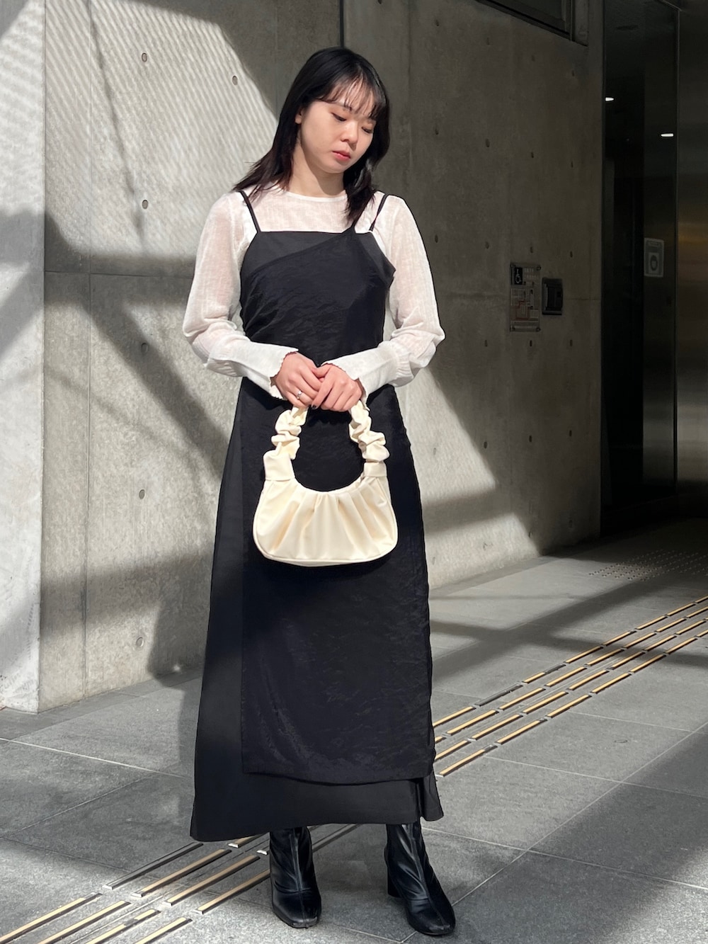 「シンプルコーデ、シンプルスタイル、キレイめ、モノトーンコーデ」｜「CLEIOの【CLEIO】-オケージョン/結婚式- ドレープシアーレイヤードキャミワンピース（ワンピース、ブラック系）」を使った、とこさん（レディース・158cm）の冬コーディネートの4枚目の写真