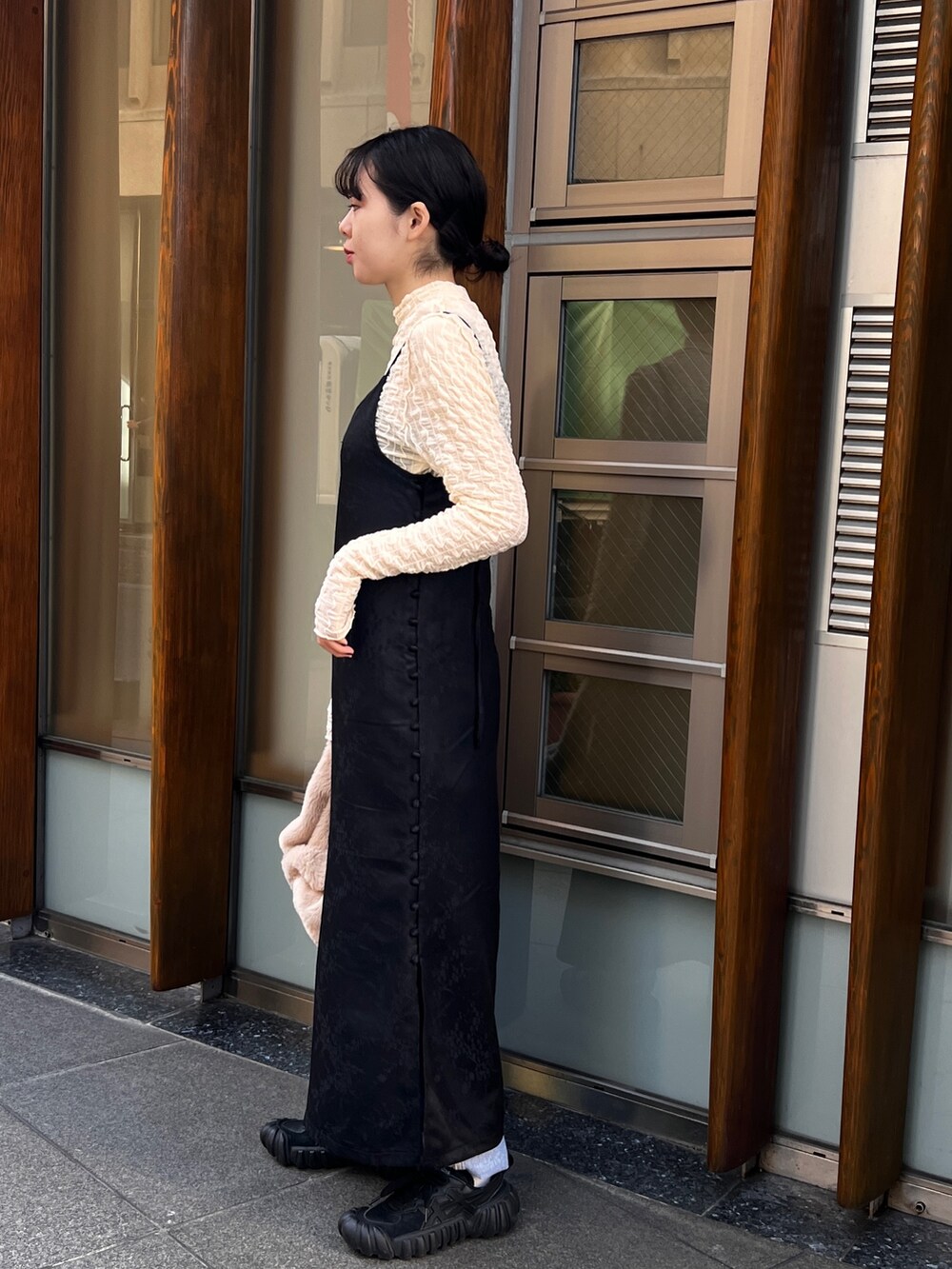 「大人カジュアル、シンプルスタイル、ワンピース、デニム、スニーカーコーデ」｜「CLEIOの【CLEIO】ジャガードキャミワンピース（ワンピース、ブラック系）」を使った、とこさん（レディース・158cm）の冬コーディネートの3枚目の写真