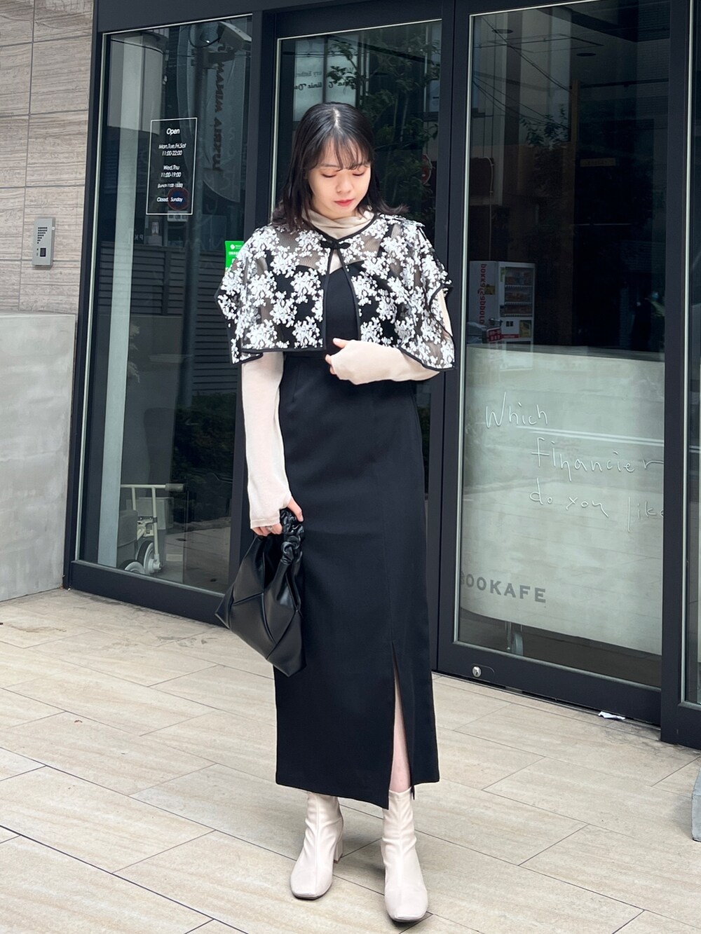 「おでかけコーデ、ワンピース、オケージョンワンピース」｜「CLEIOの【CLEIO】-オケージョン/結婚式- レースカラーセットキャミワンピース（ドレス、ブラック系）」を使った、とこさん（レディース・158cm）の冬コーディネートの2枚目の写真