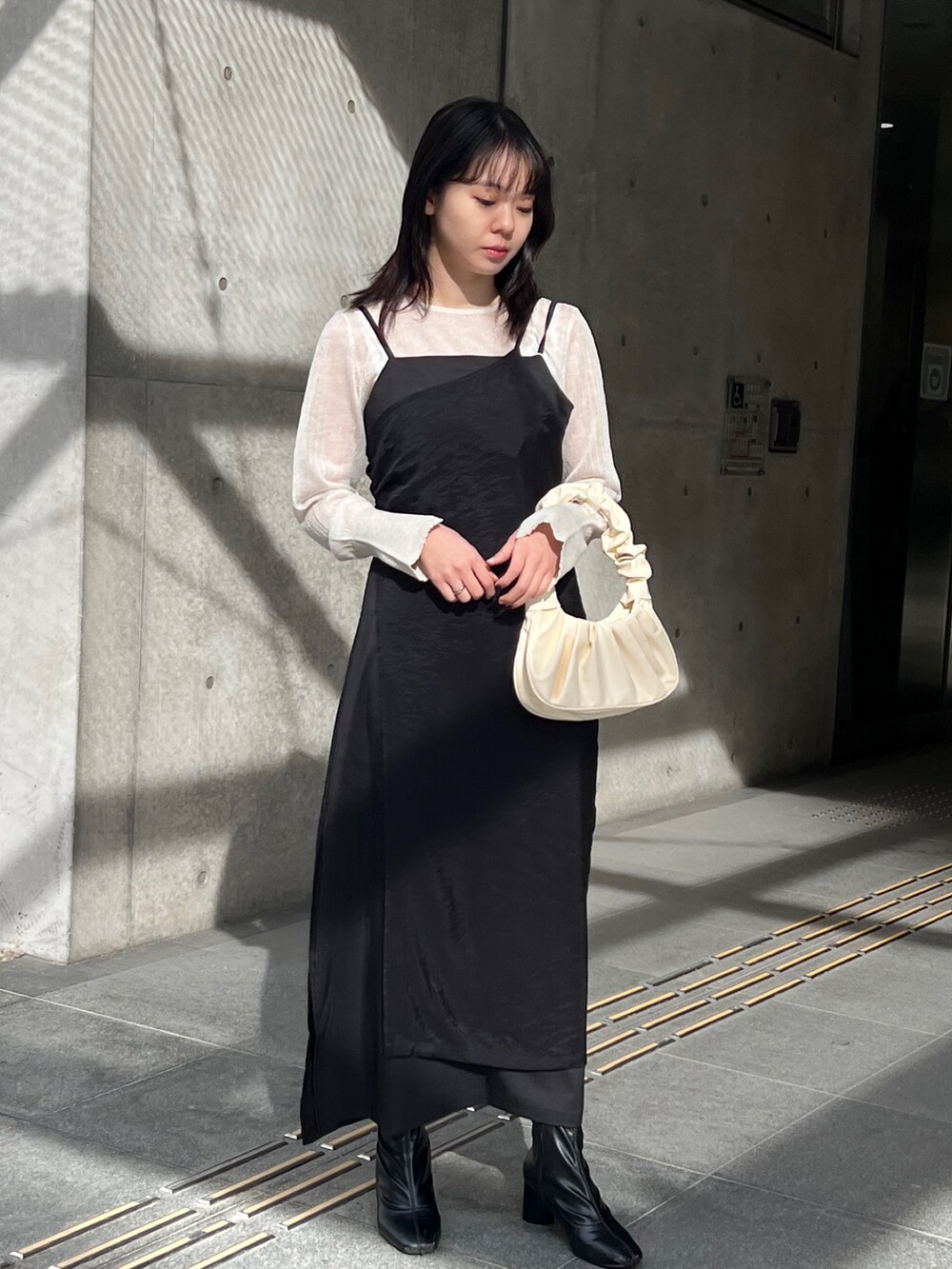 「シンプルコーデ、シンプルスタイル、キレイめ、モノトーンコーデ」｜「CLEIOの【CLEIO】-オケージョン/結婚式- ドレープシアーレイヤードキャミワンピース（ワンピース、ブラック系）」を使った、とこさん（レディース・158cm）の冬コーディネートの3枚目の写真