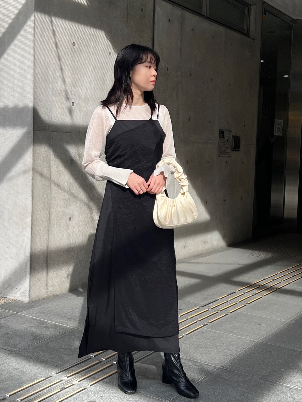 「シンプルコーデ、シンプルスタイル、キレイめ、モノトーンコーデ」｜「CLEIOの【CLEIO】-オケージョン/結婚式- ドレープシアーレイヤードキャミワンピース（ワンピース、ブラック系）」を使った、とこさん（レディース・158cm）の冬コーディネートの2枚目の写真