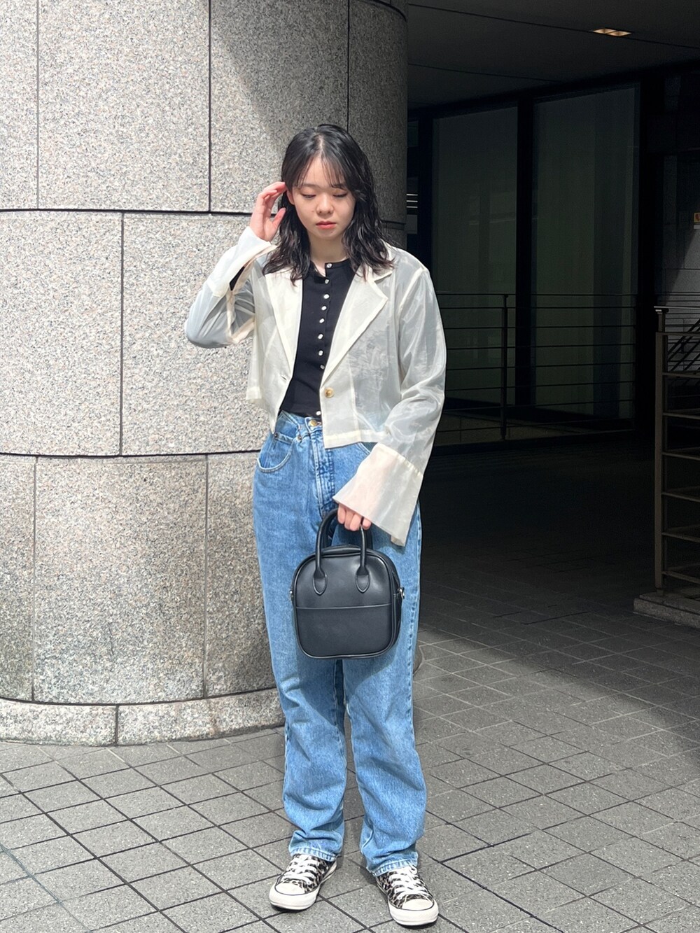 「スニーカー、デニム、ジャケットスタイル、シアー」｜「cheriellaの【cheriella】WEB限定袖スリットオーガンジージャケット（テーラードジャケット、ホワイト系）」を使った、とこさん（レディース・158cm）の春コーディネートの2枚目の写真