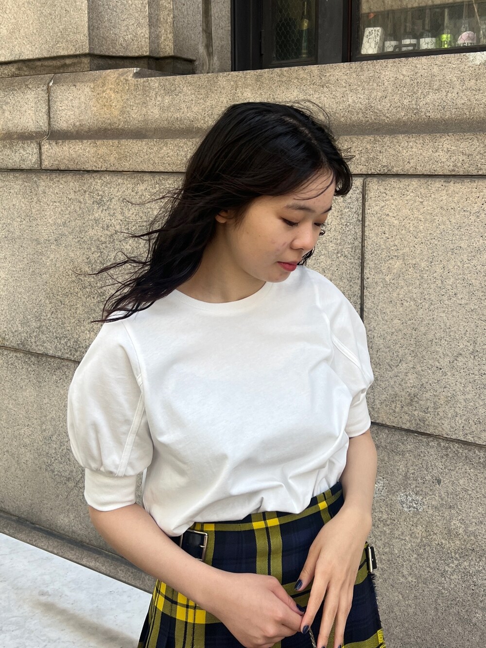 「白Tシャツ、パフスリーブ、パンプス、黒、白、チェーンバッグ、チェック、チェックスカート、きれいめカジュアル、リボン」｜「cheriellaの【cheriella】WEB限定パフスリーブTシャツ（Tシャツ/カットソー、ホワイト系）」を使った、とこさん（レディース・158cm）の春コーディネートの4枚目の写真