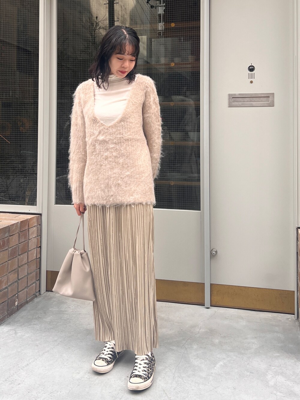 「シンプルコーデ、スニーカーコーデ、ワントーンコーデ、淡色コーデ、converse、レザー」｜「CLEIOの【CLEIO】シャギーUネックニット（ニット/セーター、ベージュ系）」を使った、とこさん（レディース・158cm）の冬コーディネートの2枚目の写真