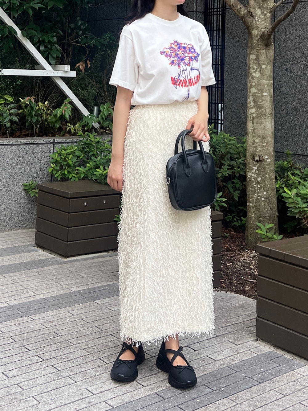 「夏コーデ、カジュアルコーデ、Tシャツ、スカート、スカートスタイル、シンプル」｜「cheriellaの【cheriella】WEB限定ラメフリンジタイトスカート（スカート、ホワイト系）」を使った、とこさん（レディース・158cm）の夏コーディネートの3枚目の写真