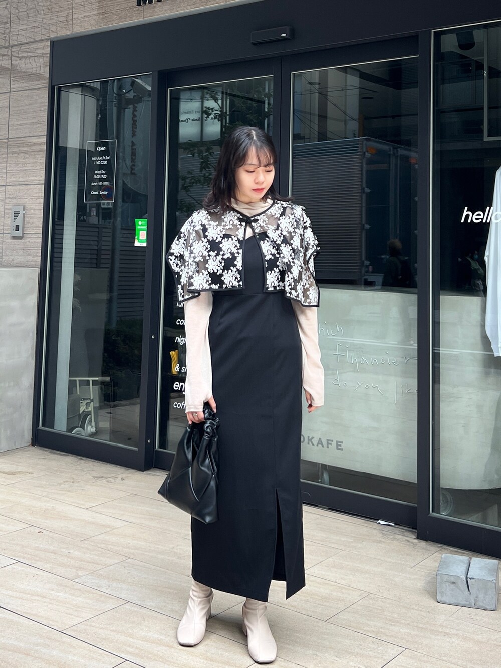 「おでかけコーデ、ワンピース、オケージョンワンピース」｜「CLEIOの【CLEIO】-オケージョン/結婚式- レースカラーセットキャミワンピース（ドレス、ブラック系）」を使った、とこさん（レディース・158cm）の冬コーディネートの3枚目の写真