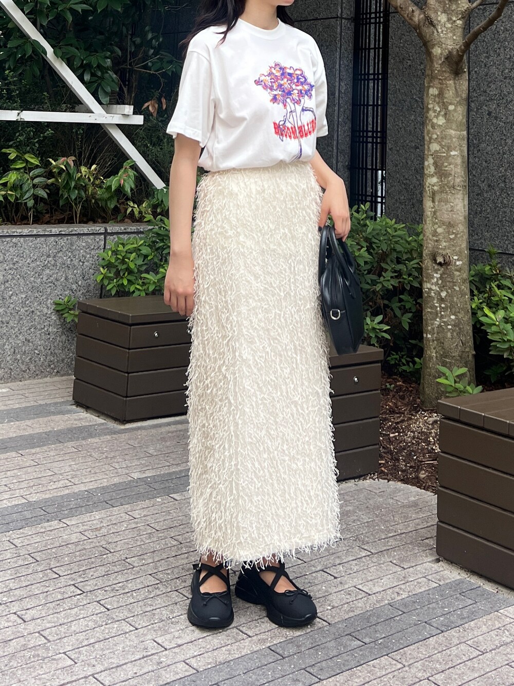 「夏コーデ、カジュアルコーデ、Tシャツ、スカート、スカートスタイル、シンプル」｜「cheriellaの【cheriella】WEB限定ラメフリンジタイトスカート（スカート、ホワイト系）」を使った、とこさん（レディース・158cm）の夏コーディネートの2枚目の写真