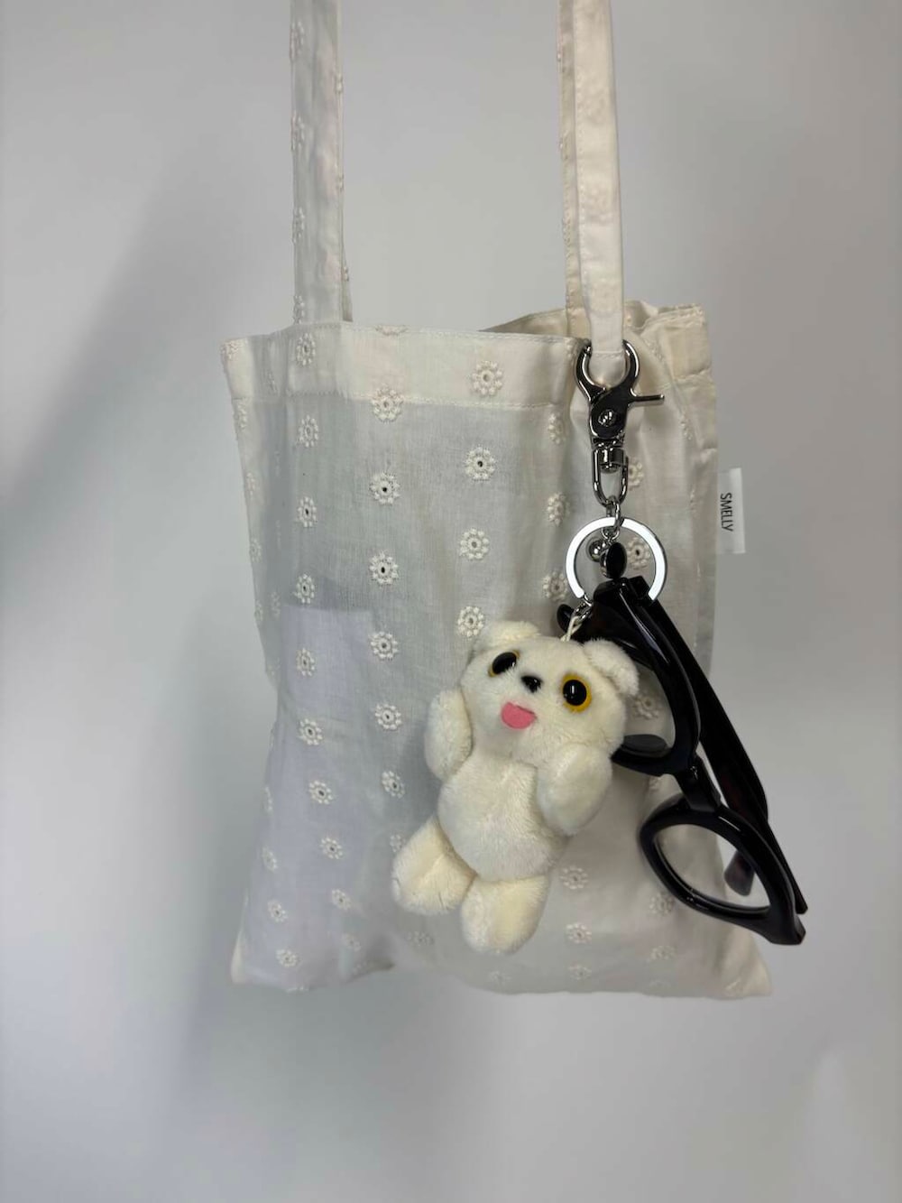 「トートバッグ、SMELLY、ダテメガネ、ポーチ、折りたたみ傘、comfort、巾着ポーチ、because」｜「SMELLYのワイドフレームダテメガネ（メガネ、ブラウン系）」を使った、yuuu1111naさん（レディース・159cm）の春コーディネートの3枚目の写真