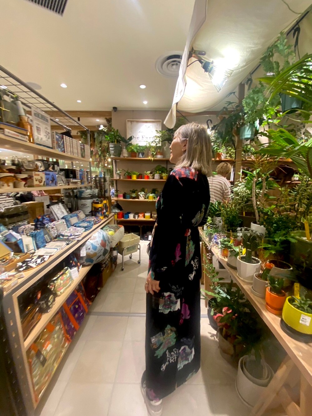 ブラック系のシャツワンピースを着用したレディースの春コーディネートの4枚目の写真