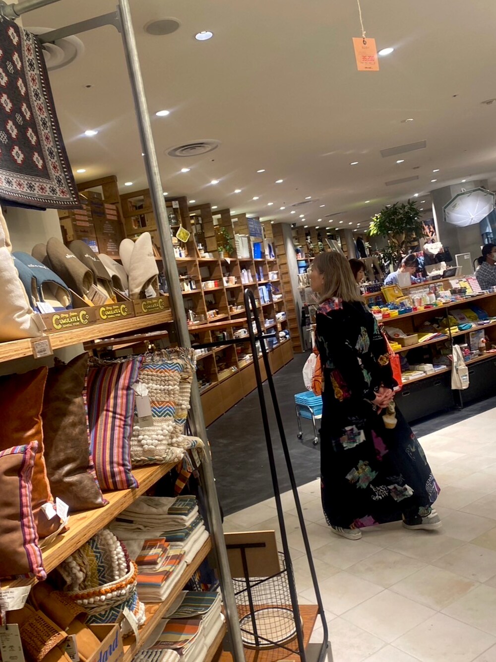 ブラック系のシャツワンピースを着用したレディースの春コーディネートの5枚目の写真