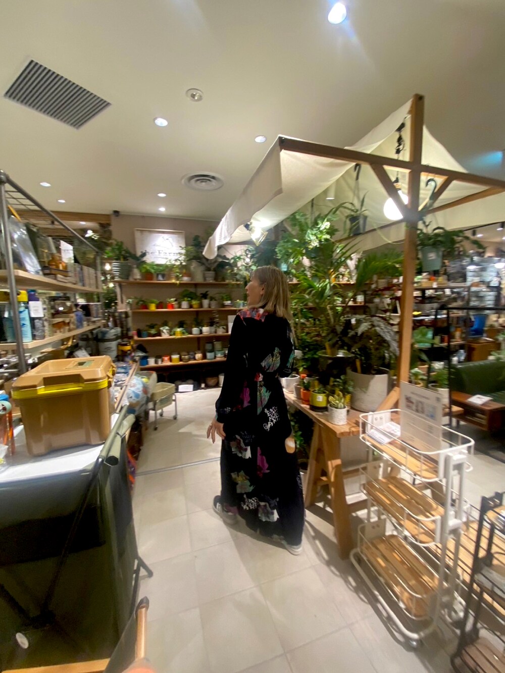 ブラック系のシャツワンピースを着用したレディースの春コーディネートの3枚目の写真