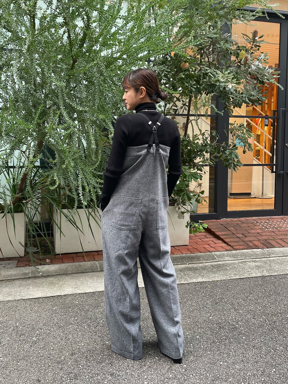 ブラック系のニット/セーター、ブラック系のサロペット/オーバーオール、シルバー系のネックレスを着用したレディースの秋コーディネートの2枚目の写真