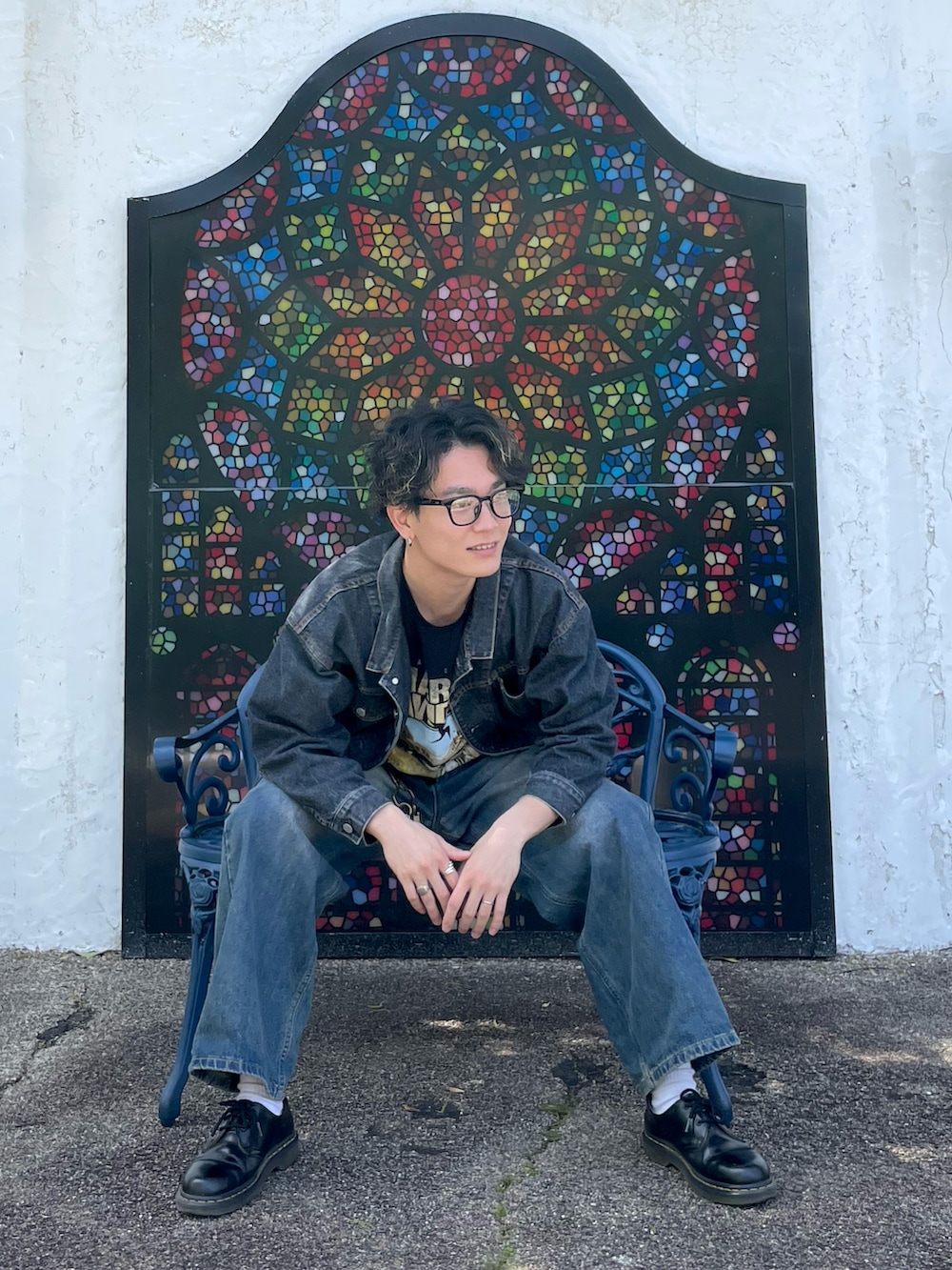 ブラック系のデニムパンツ、ブラック系のデニムジャケット、ブラック系のTシャツ/カットソーを着用したメンズの春コーディネートの2枚目の写真