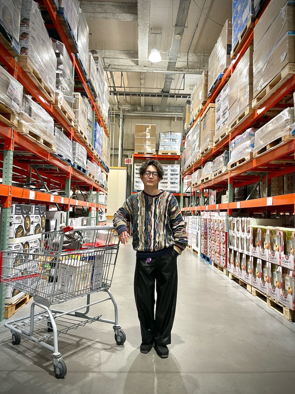「3Dニット、COOGI風、COOGI、バギーパンツ、レザーパンツ、ワラビーブーツ、ワラビー、古着MIX、古着、古着コーデ、ハイライト、ツイストスパイラル、メガネ男子、きれいめカジュアル、春服デビュー宣言」｜「London DenimのLondon Denim Baloon Fit バルーンフィットパンツ（その他パンツ、ブラック系）」を使った、piroshさん（メンズ・169cm）の春コーディネートの2枚目の写真