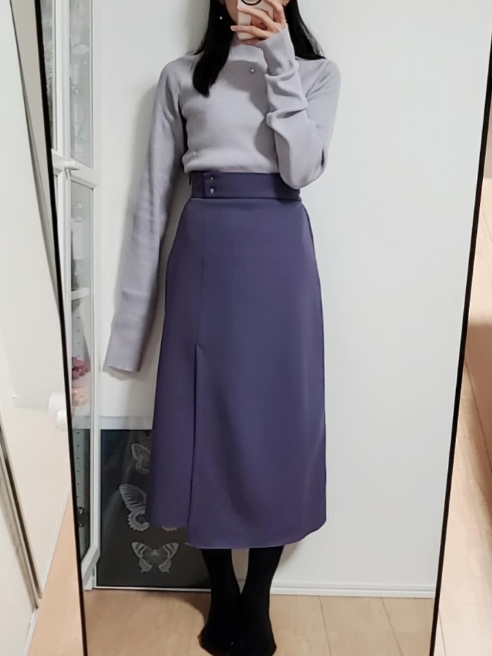 パープル系のニット/セーターを着用したレディースの冬コーディネートの2枚目の写真