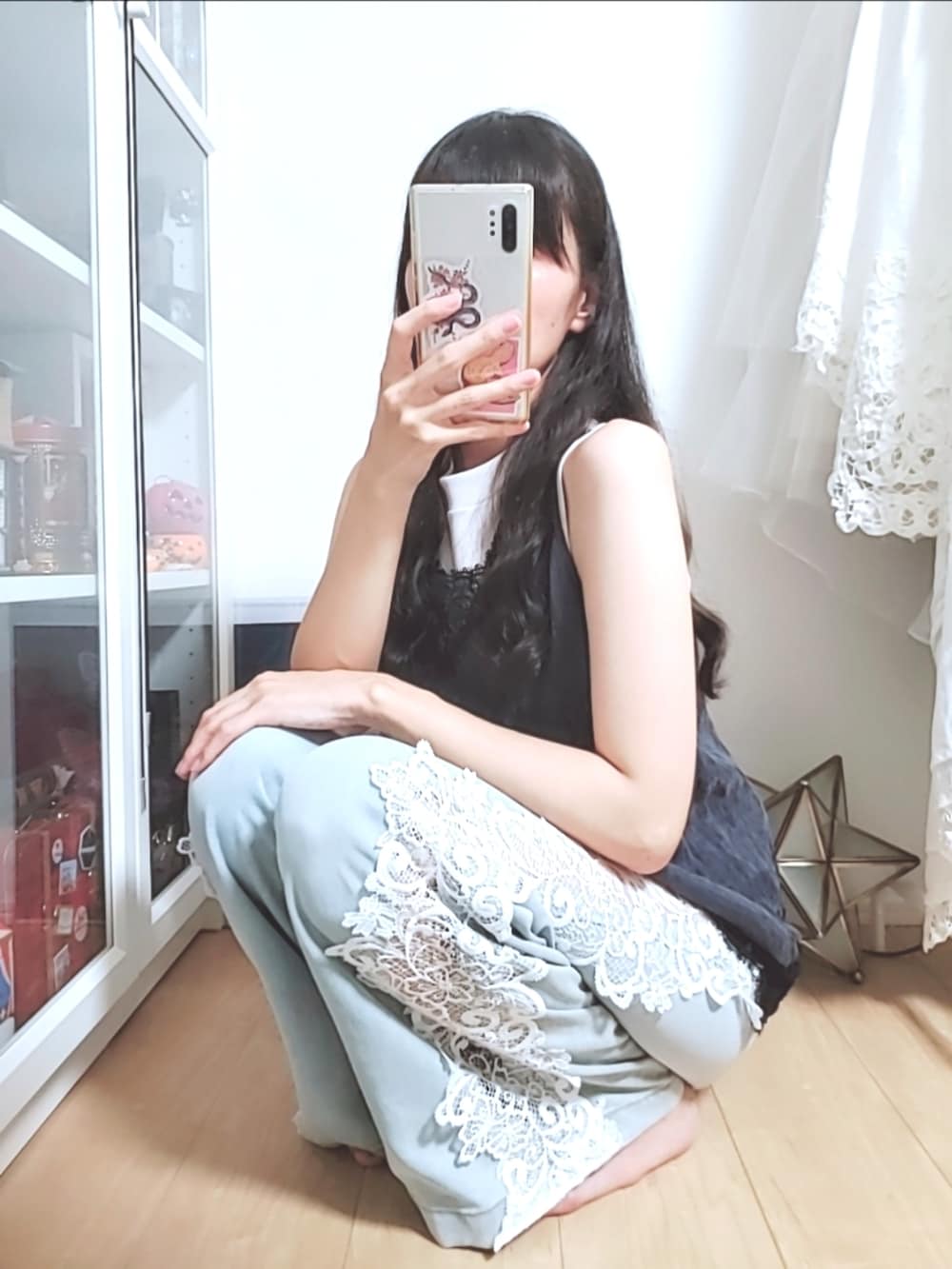 ブルー系のシャツ/ブラウス、ブルー系のデニムパンツを着用したレディースの夏コーディネートの2枚目の写真