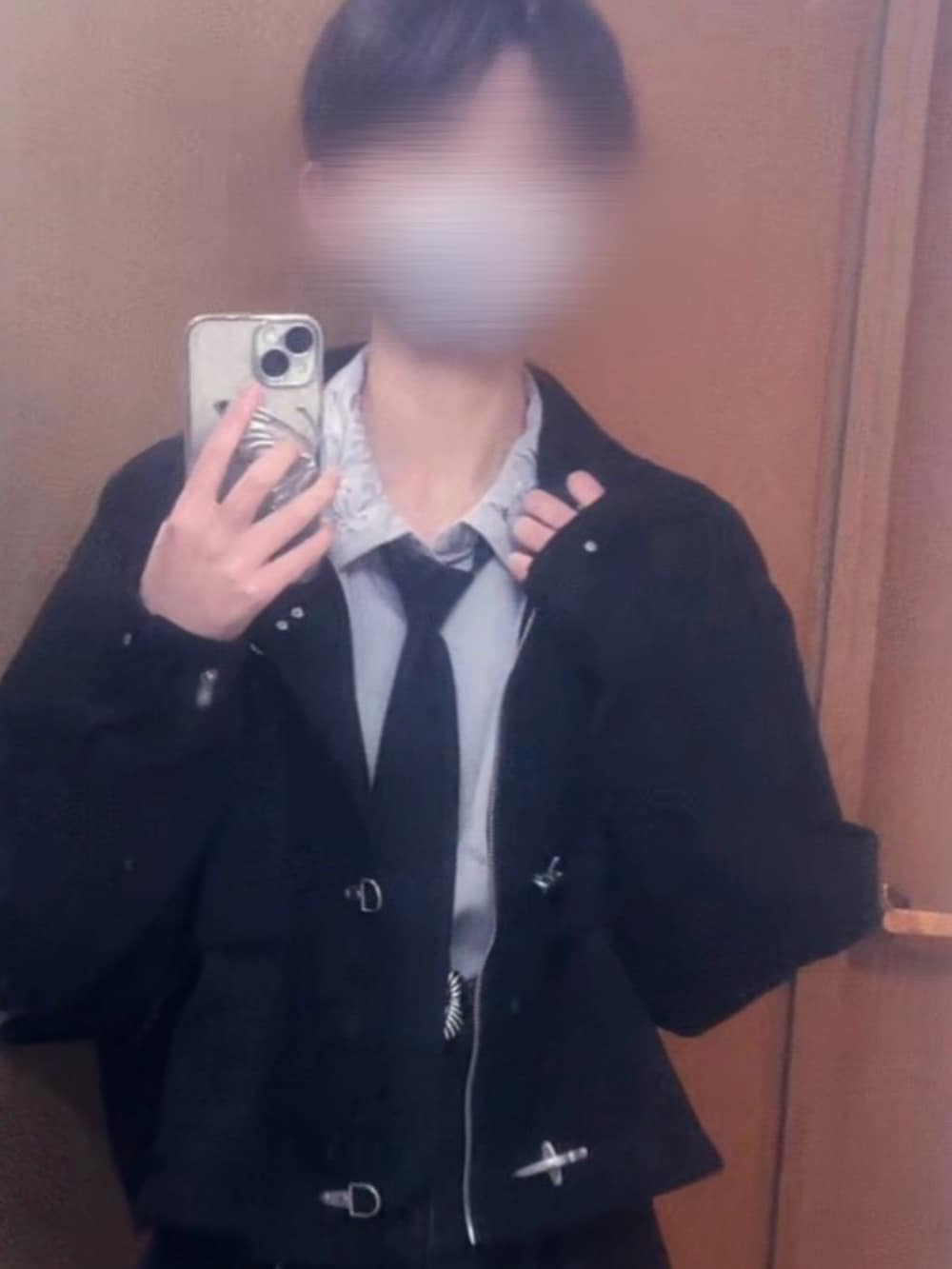 グレー系のシャツ/ブラウス、ブラック系のブルゾン、ブラック系のデニムパンツを着用したメンズの春コーディネートの2枚目の写真