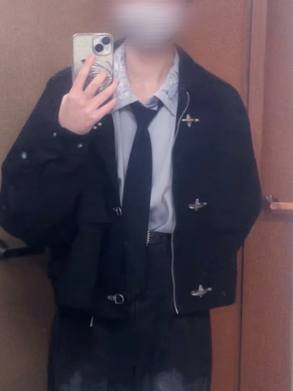 グレー系のシャツ/ブラウス、ブラック系のブルゾン、ブラック系のデニムパンツを着用したメンズの春コーディネートの3枚目の写真