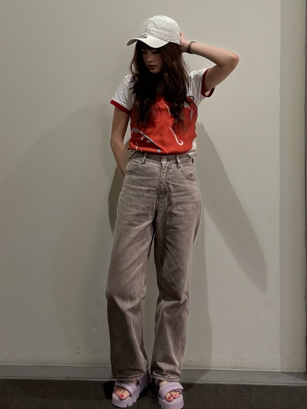 ベージュ系のキャップを着用したレディースの夏コーディネートの2枚目の写真