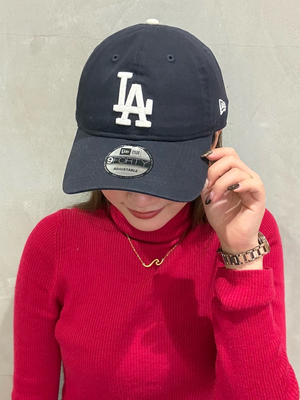 ブルー系のキャップ、ブラック系のキャップ、ベージュ系のキャップを着用したレディースの春コーディネートの2枚目の写真