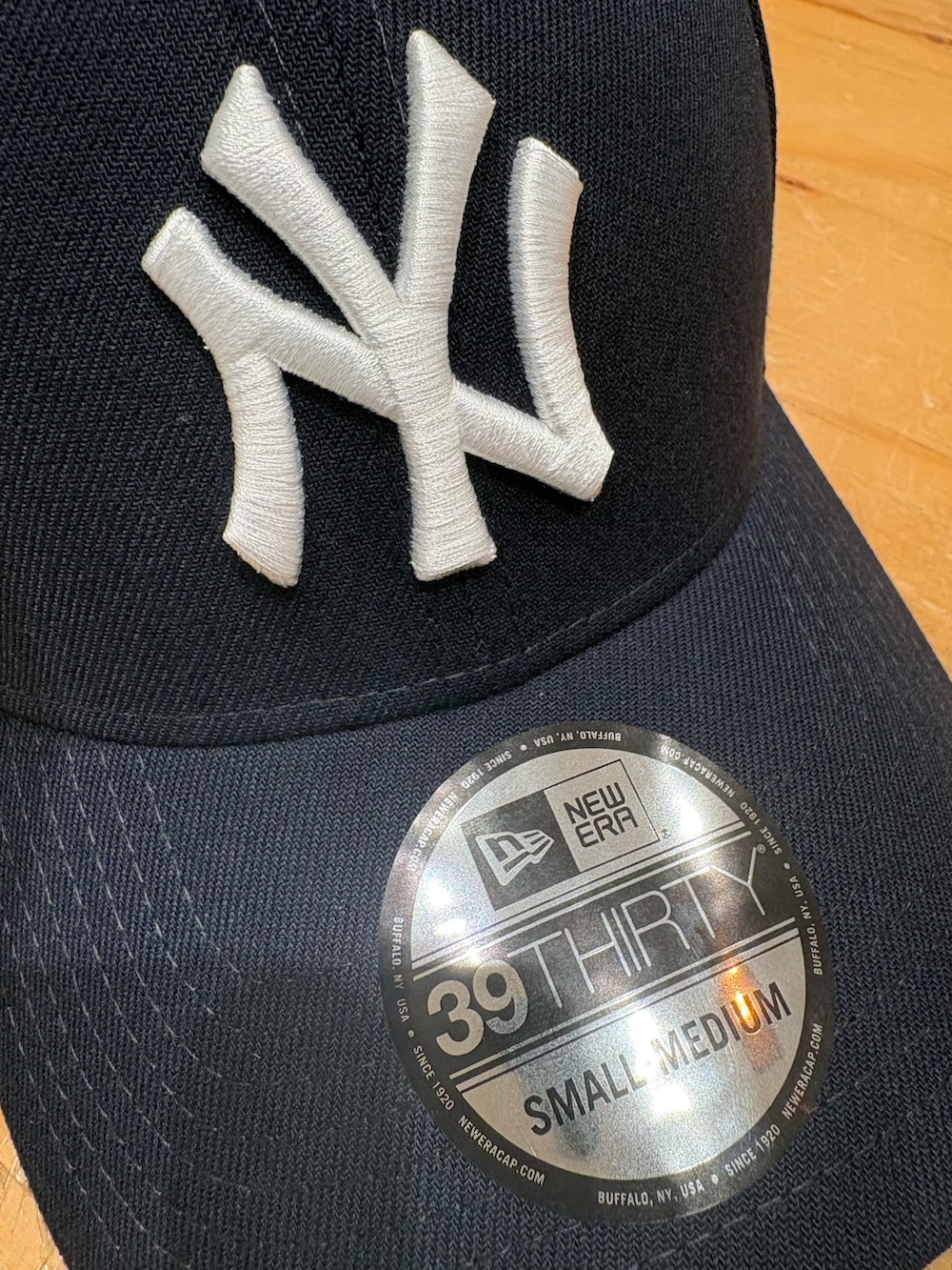 ブルー系のキャップ、ブラック系のキャップ、ブルー系のキャップを着用したレディースの春コーディネートの3枚目の写真