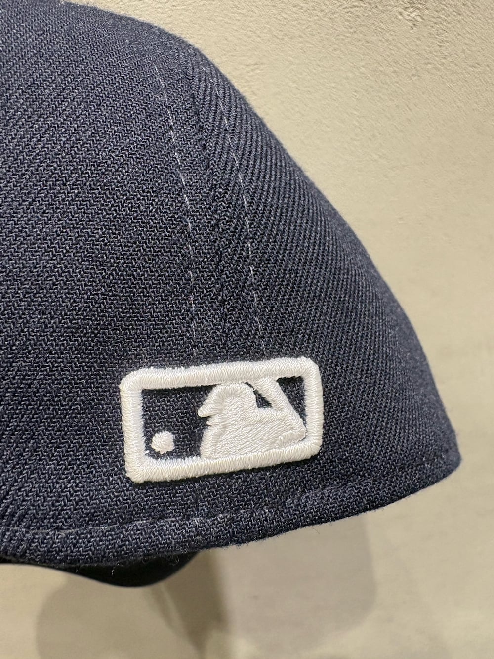 ブルー系のキャップ、ブラック系のキャップ、ブルー系のキャップを着用したレディースの春コーディネートの4枚目の写真