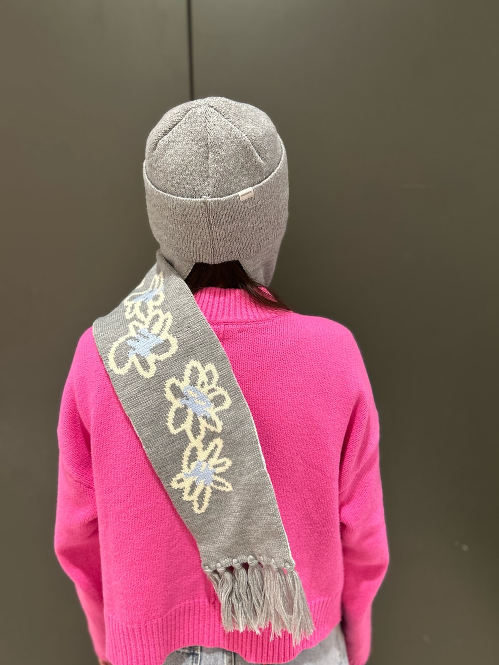 「ニット帽、ニット帽コーデ、マフラー、マフラーコーデ、コラボ、ピンクコーデ、ピンクニット、オトナカワイイ、休日スタイル、冬、デニム、デニムパンツ、ムートンブーツ、カジュアル、カジュアルガーリー」｜「OVERRIDEのOVERRIDE x YUUKI KNIT SCARF WATCH SG / オーバーライド（ニットキャップ/ビーニー、グレー系）」を使った、RIKOさん（骨格ウェーブ・レディース・160cm）の冬コーディネートの5枚目の写真