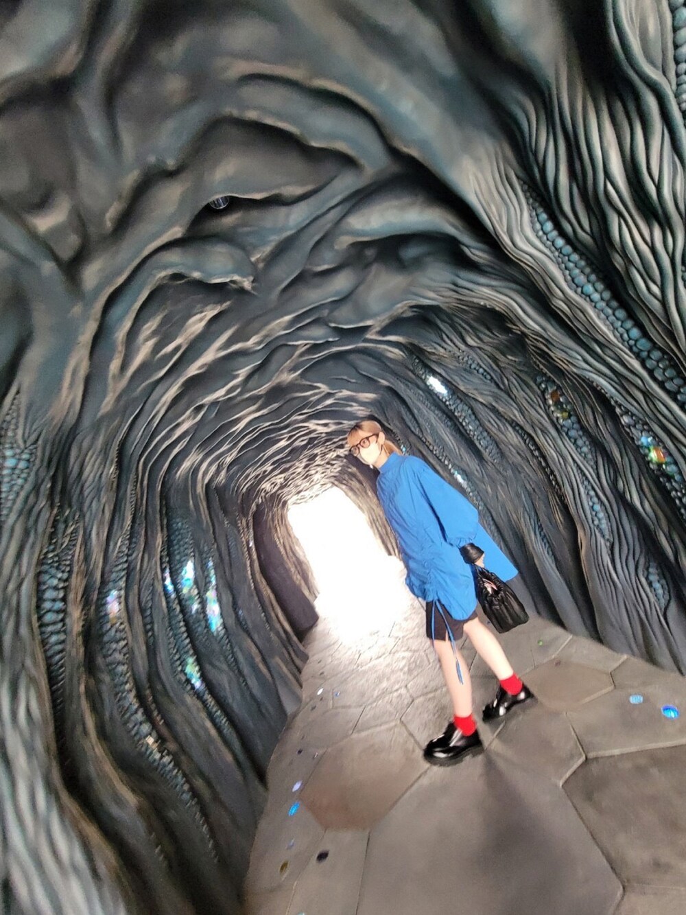 ブルー系のワンピースを着用したレディースの春コーディネートの2枚目の写真