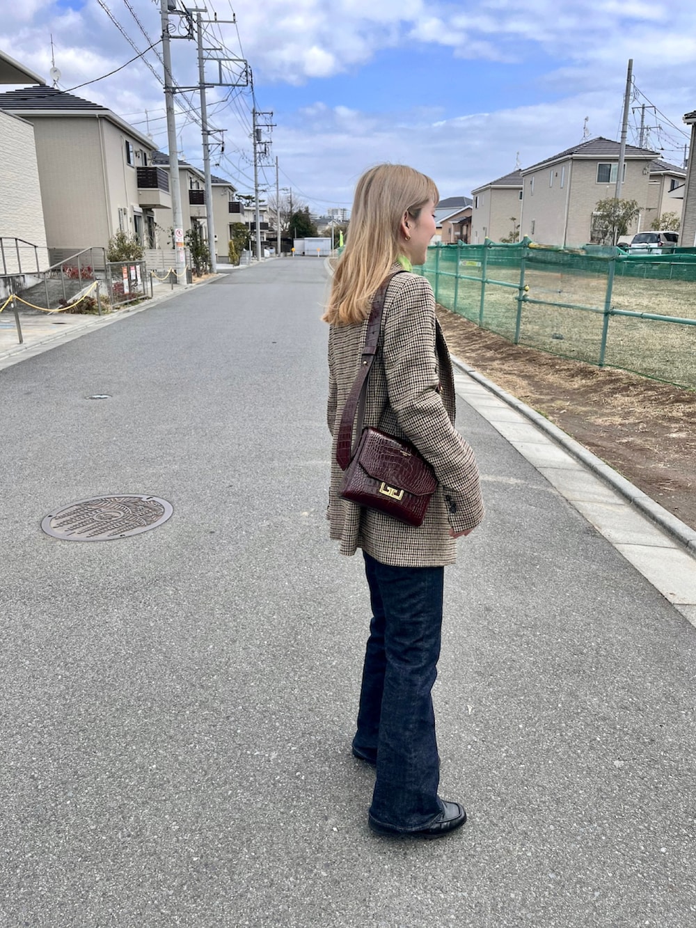 グリーン系のTシャツ/カットソー、ブラウン系のテーラードジャケット、ブルー系のデニムパンツを着用したレディースの冬コーディネートの2枚目の写真