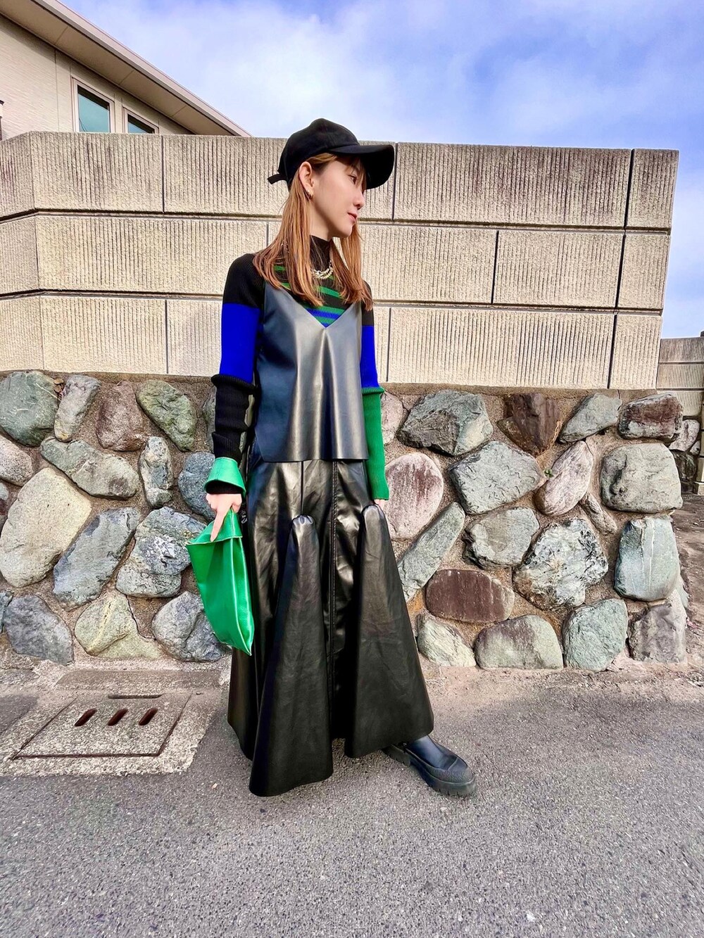 ブラック系のニット/セーター、ブラック系のキャミソール、ブラック系のスカートを着用したレディースの冬コーディネートの2枚目の写真