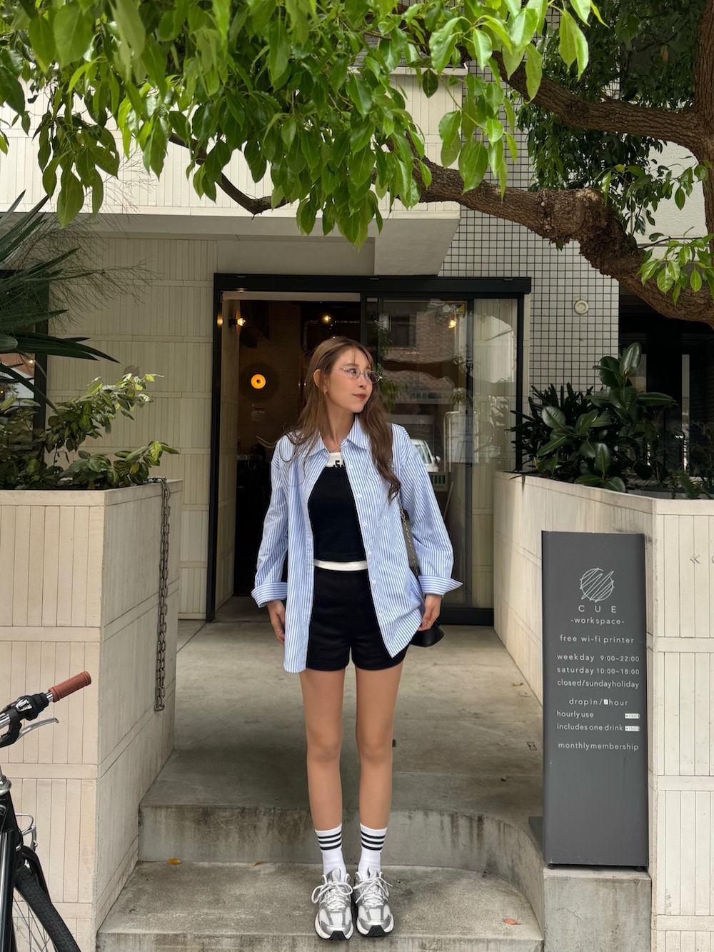 ブラック系のその他パンツ、シルバー系のスニーカー、ブラック系のショルダーバッグを着用したレディースの春コーディネートの3枚目の写真