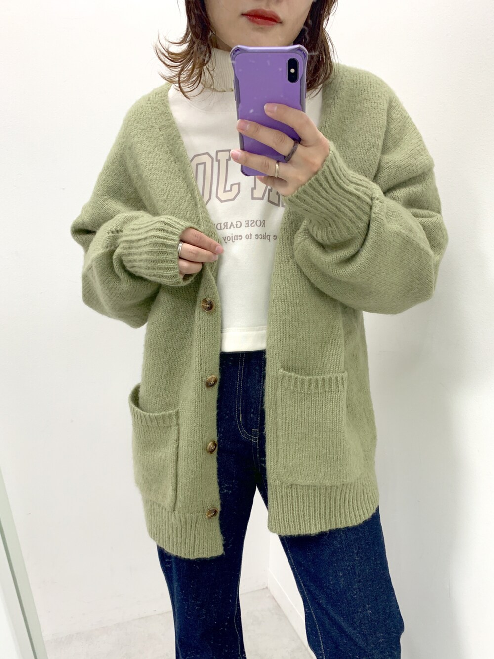 ホワイト系のブーツ、ブルー系のデニムパンツ、ホワイト系のスウェットを着用したレディースの秋コーディネートの2枚目の写真