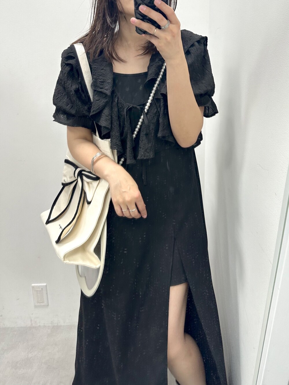 「オリーブ デ オリーブ(OLIVE des OLIVE)、レイヤードスタイル、プチプラ、トートバッグ、厚底シューズ、キャミワンピ、春夏コーデ、ワンピース、ロングワンピース、ブラック、スニーカー、白スニーカー」｜「OLIVE des OLIVEの【WEB限定カラー有】推しなフリルボレロワンピース（ワンピース、ブラック系）」を使った、s13_oliveさん（レディース・158cm）の春コーディネートの2枚目の写真