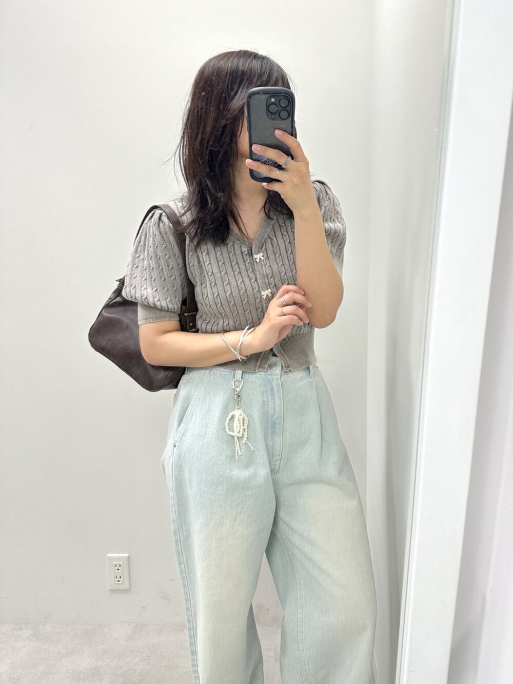 ブルー系のその他パンツ、グレー系のカーディガン/ボレロ、ブラウン系のショルダーバッグを着用したレディースの夏コーディネートの2枚目の写真